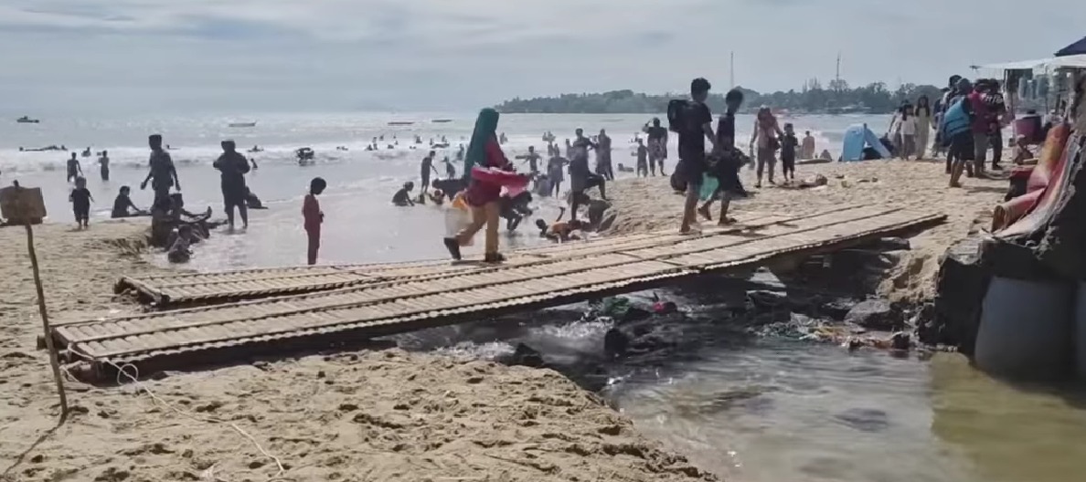 Terbongkar! Pungutan Liar Jembatan Bambu di Objek Wisata Pantai Carita, Ini Kronologinya
